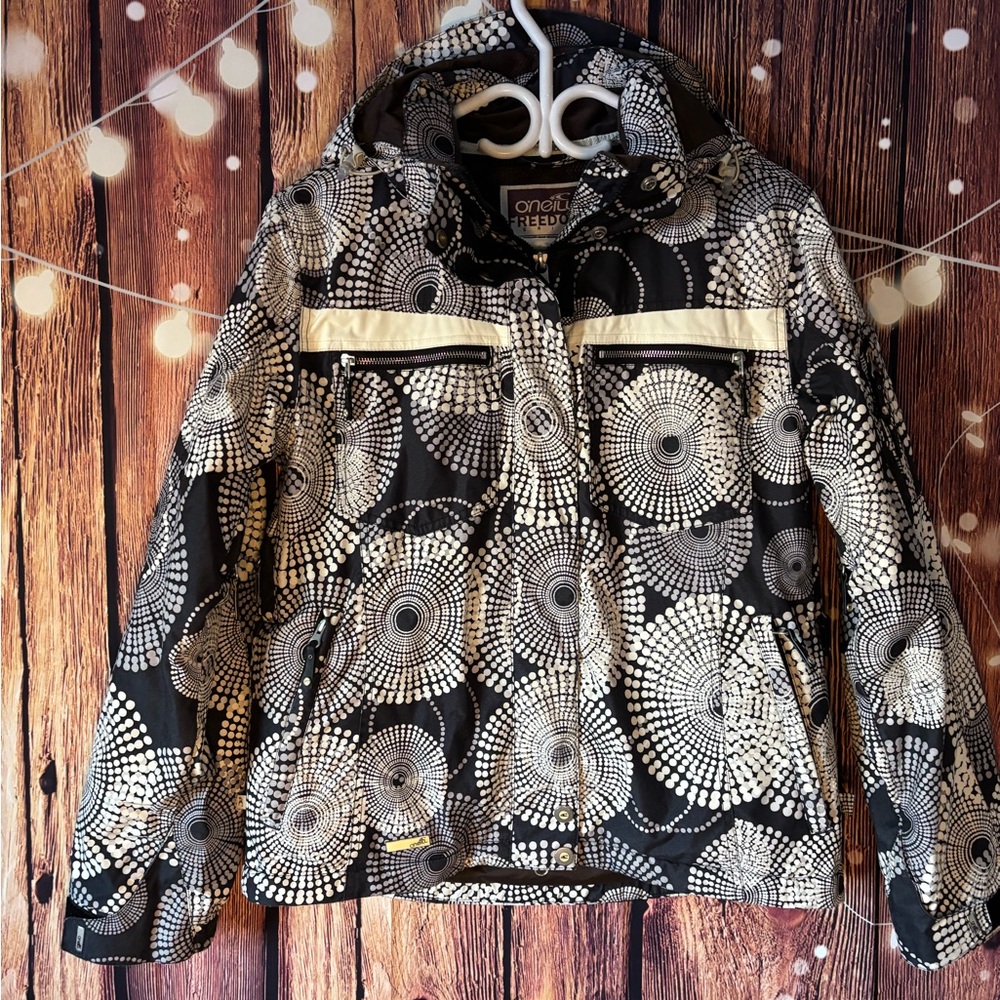 O'Neill Women Snowboarding Jacket in Black and Cream